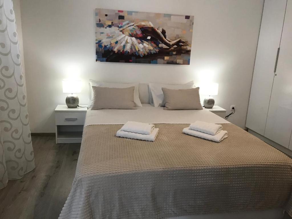 斯普利特马里加旅馆的一间卧室配有一张床,上面有两条毛巾