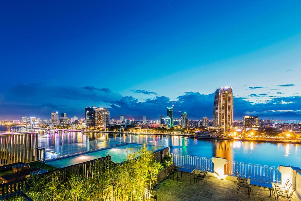 岘港IBIZA Riverfront Da Nang Hotel Powered by ASTON的享有城市天际线的美景。