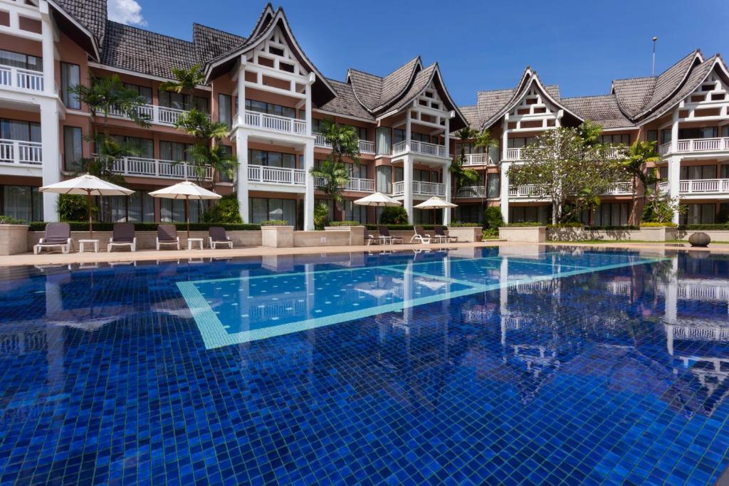 邦涛海滩Allamanda Laguna Phuket的酒店前的游泳池