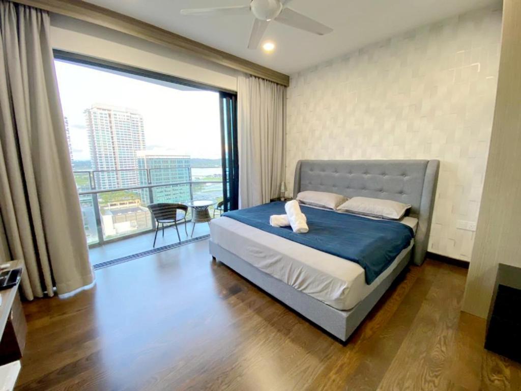 努沙再也Almas Suites Puteri Harbour的一间卧室设有一张床和一个大窗户