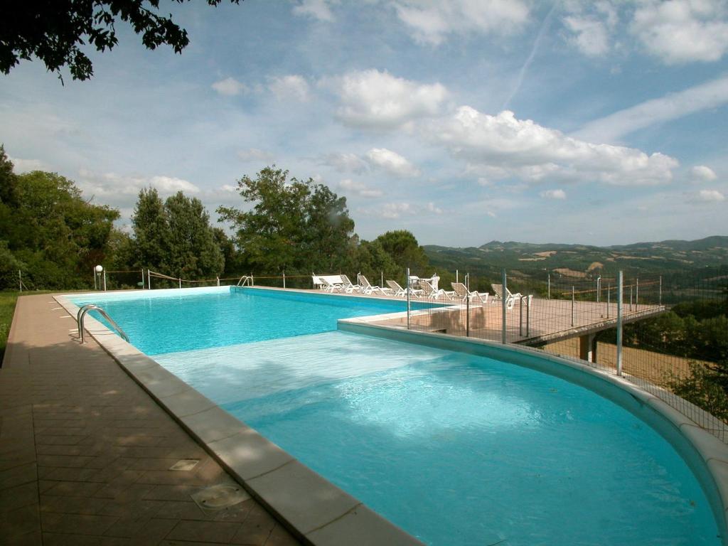 CiternaBelvilla by OYO Appartamento per 3的庭院里的一个蓝色海水大型游泳池