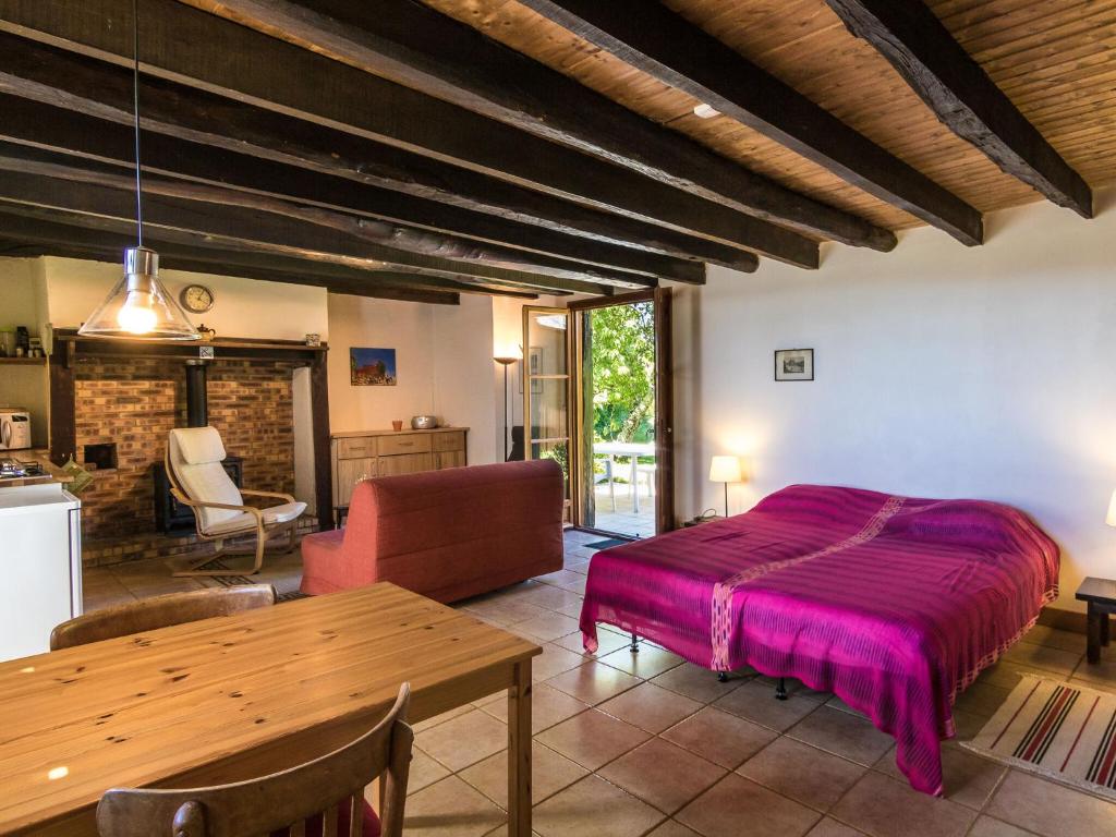 Savignac-LédrierWelcoming cottage in Savignac L drier with garden的卧室配有一张床和一张桌子