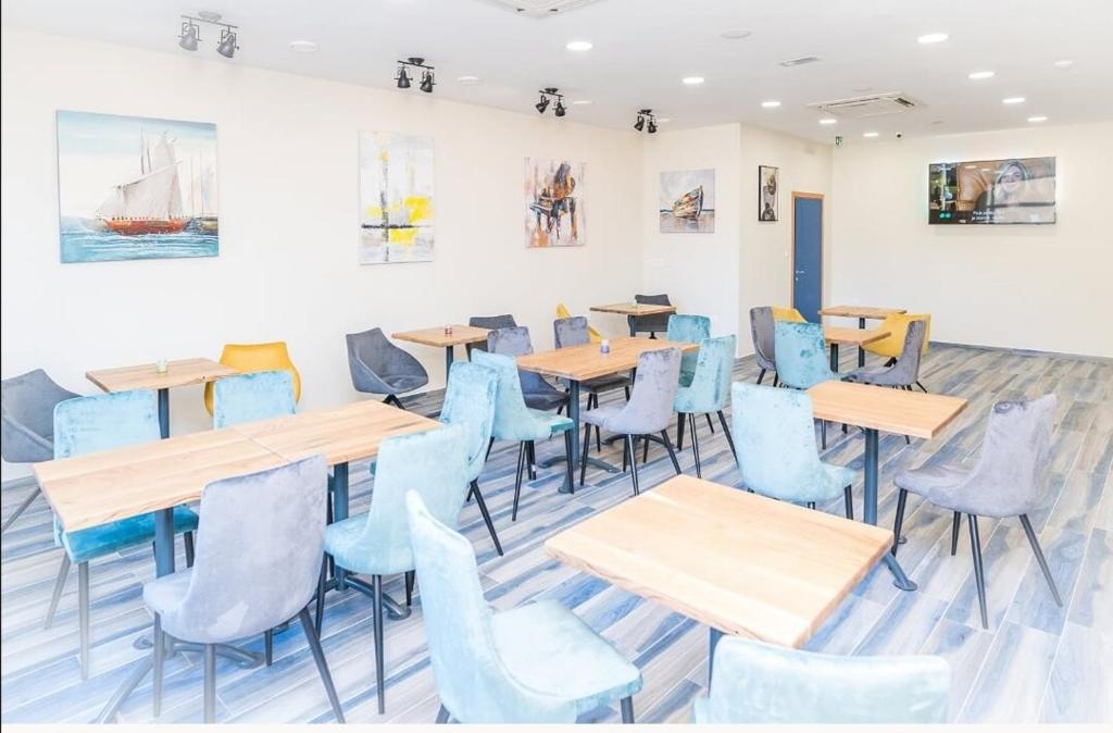 斯普利特AI HOSTEL的餐厅设有木桌和蓝色椅子