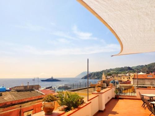 利帕里EnzoilNegro home的从大楼的阳台上可欣赏到海景