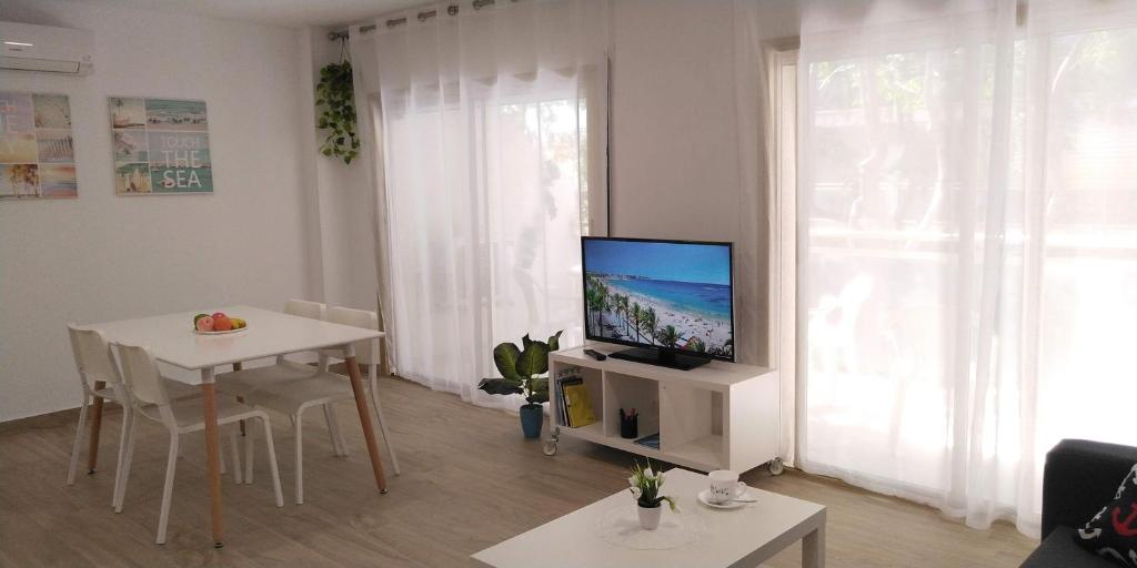 萨洛SCALA Apartaments的一间带电视和桌子的客厅