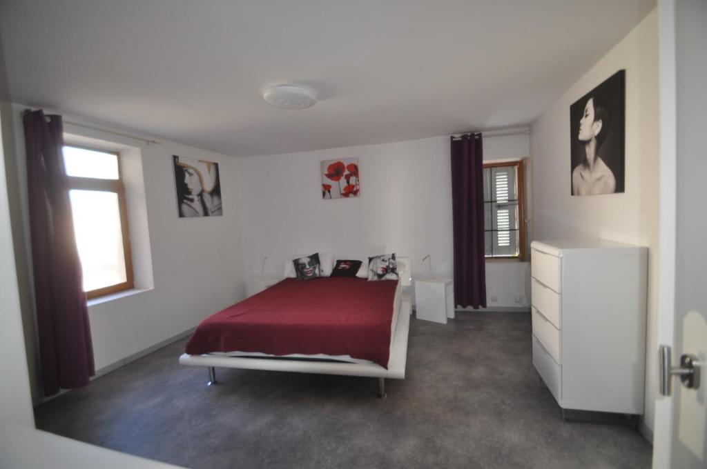萨瑟纳日sassenage au pied du Vercors 2 appartements的白色卧室配有一张带红色毯子的床
