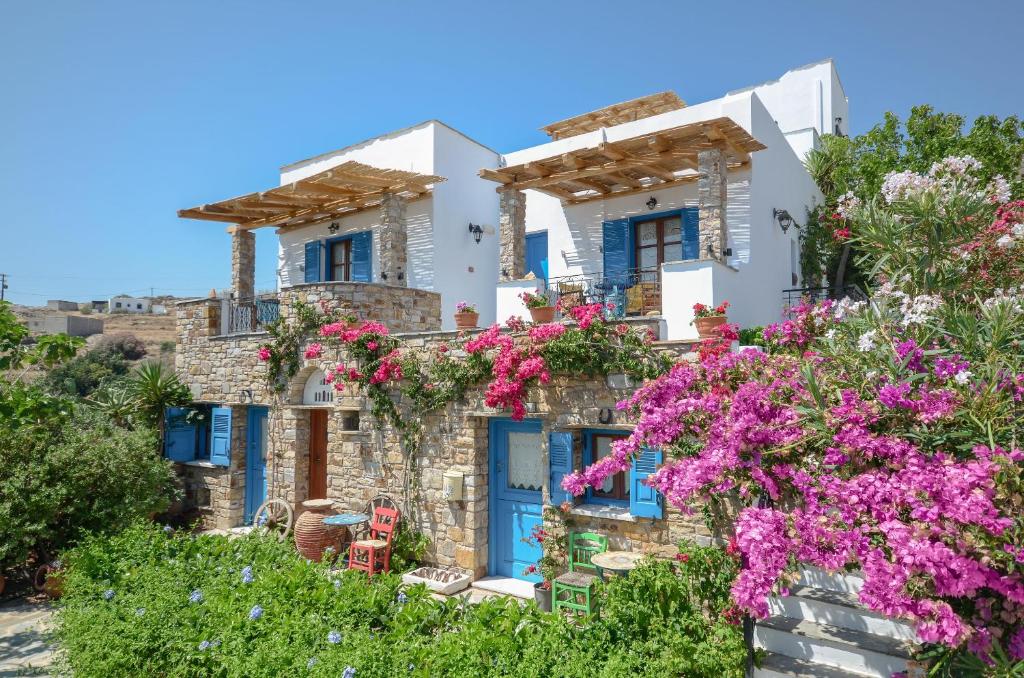 加里尼Naxos Filoxenia Hotel的蓝色门和鲜花的房子