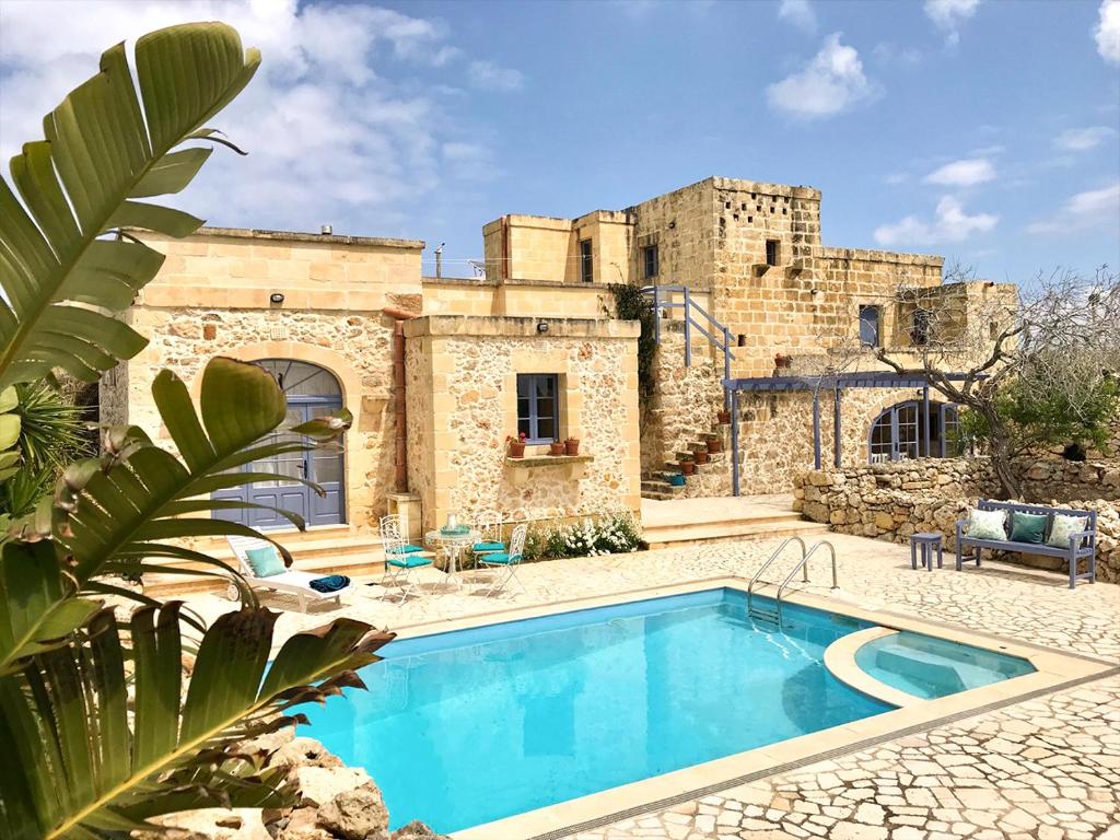 沙拉L'Gharix Temple Retreat的享有带游泳池的外部景致