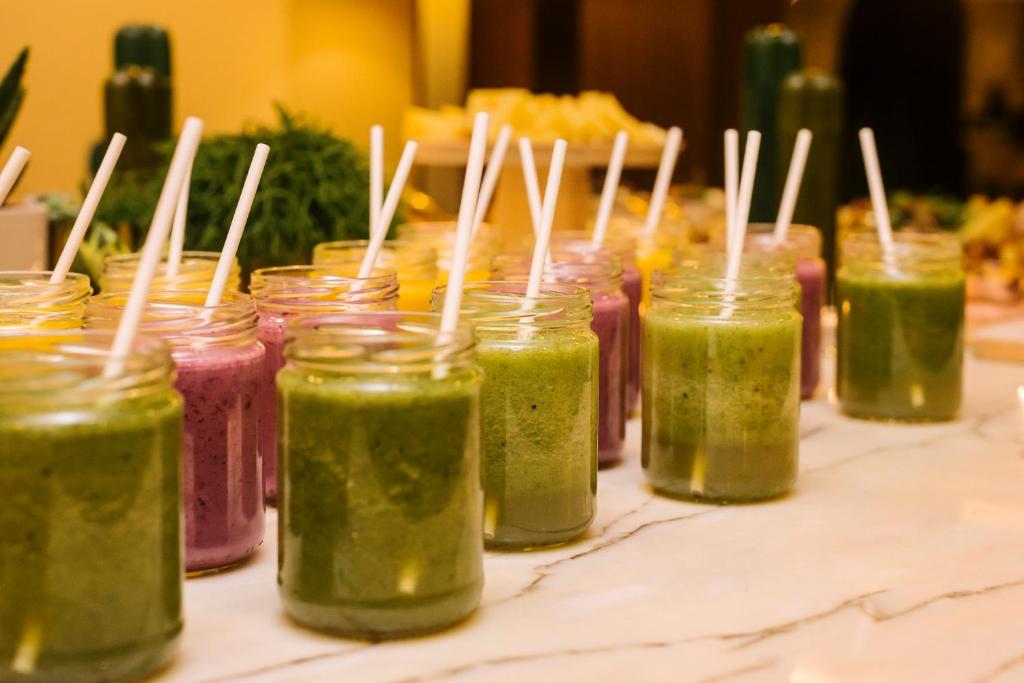 加亚新城波尔图盖亚假日酒店的一大群装满绿和紫色果汁的罐子