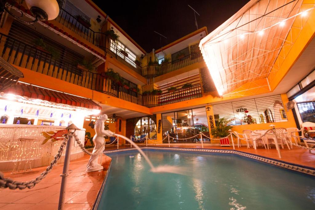 太子港理想别墅酒店的一个带水滑梯的室内游泳池