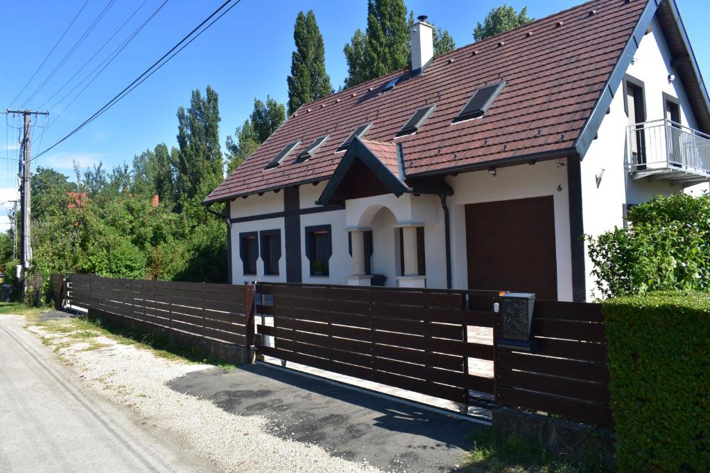 西格利盖特Sziget Vendégház的路边木栅栏的房子