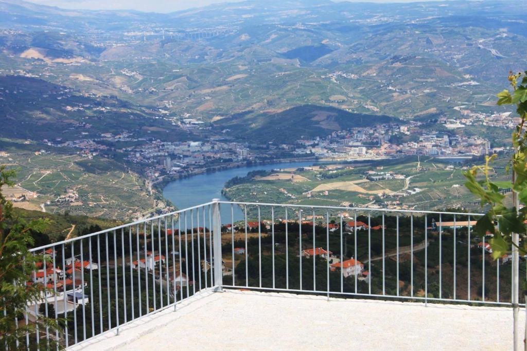 拉梅戈Paraíso Douro AL的从山顶上欣赏河景