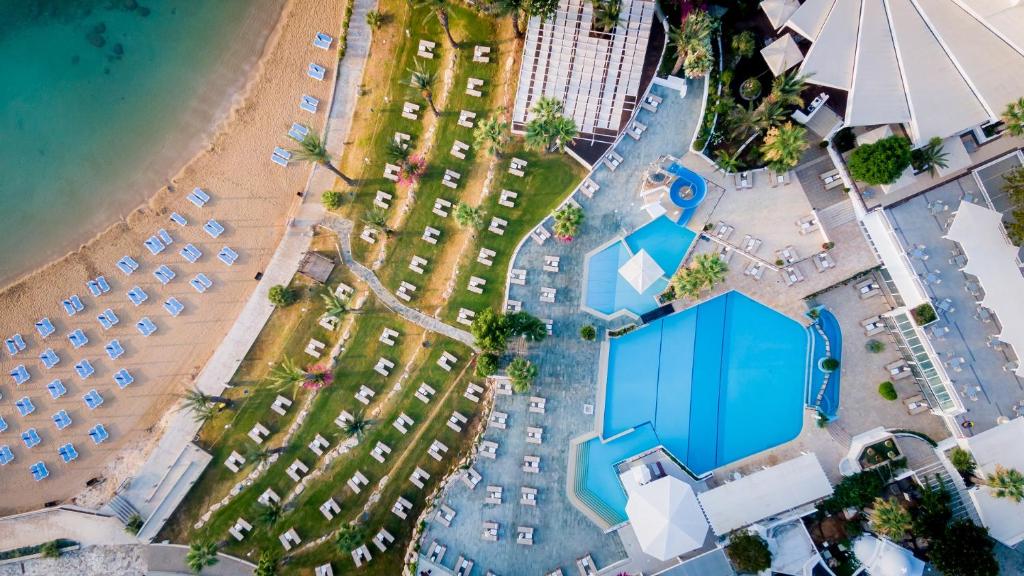 普罗塔拉斯黄金海岸酒店 的享有海滩和建筑的空中景致