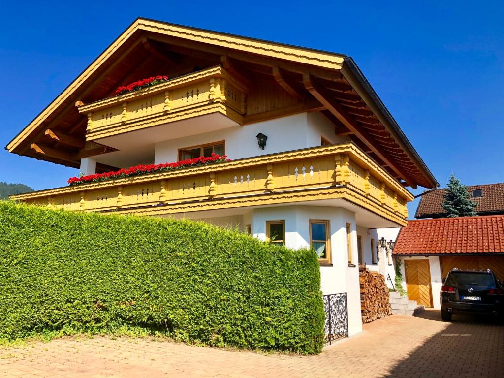 翁特拉梅尔高Ferienwohnung mit Bergblick的黄色和白色的屋顶房屋