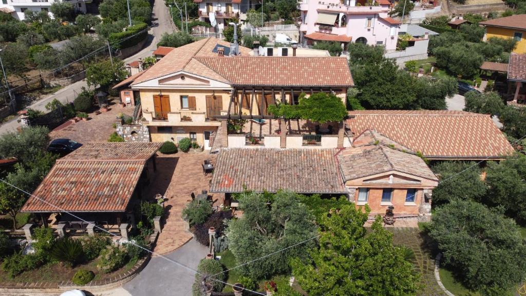 Rocca MassimaLocanda Pinocchio的享有房屋空中美景,设有瓷砖屋顶