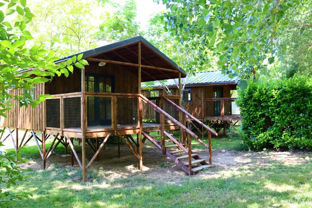 Moncrabeau乐穆利阿特露营地的小木屋设有通往小屋的楼梯