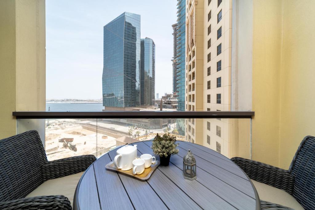 迪拜Icon Casa Living - Bahar 4 Residence - JBR的市景阳台桌子