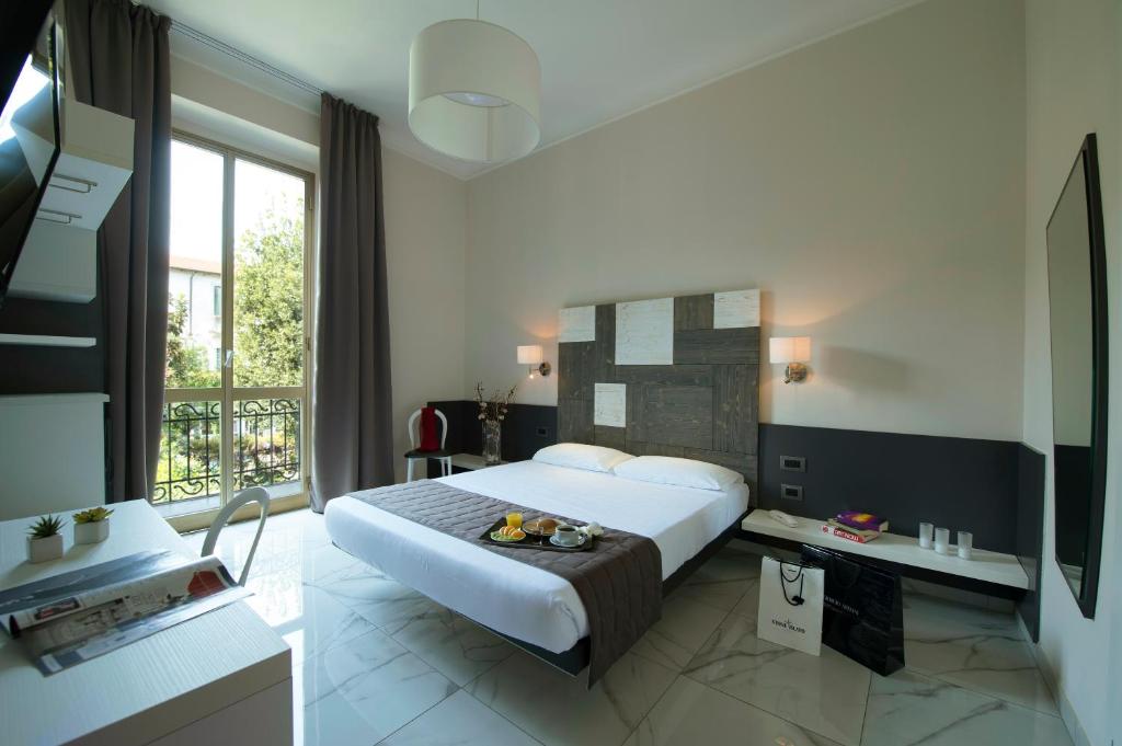 米兰圣法兰西丝科酒店的酒店客房设有一张大床和一个阳台。