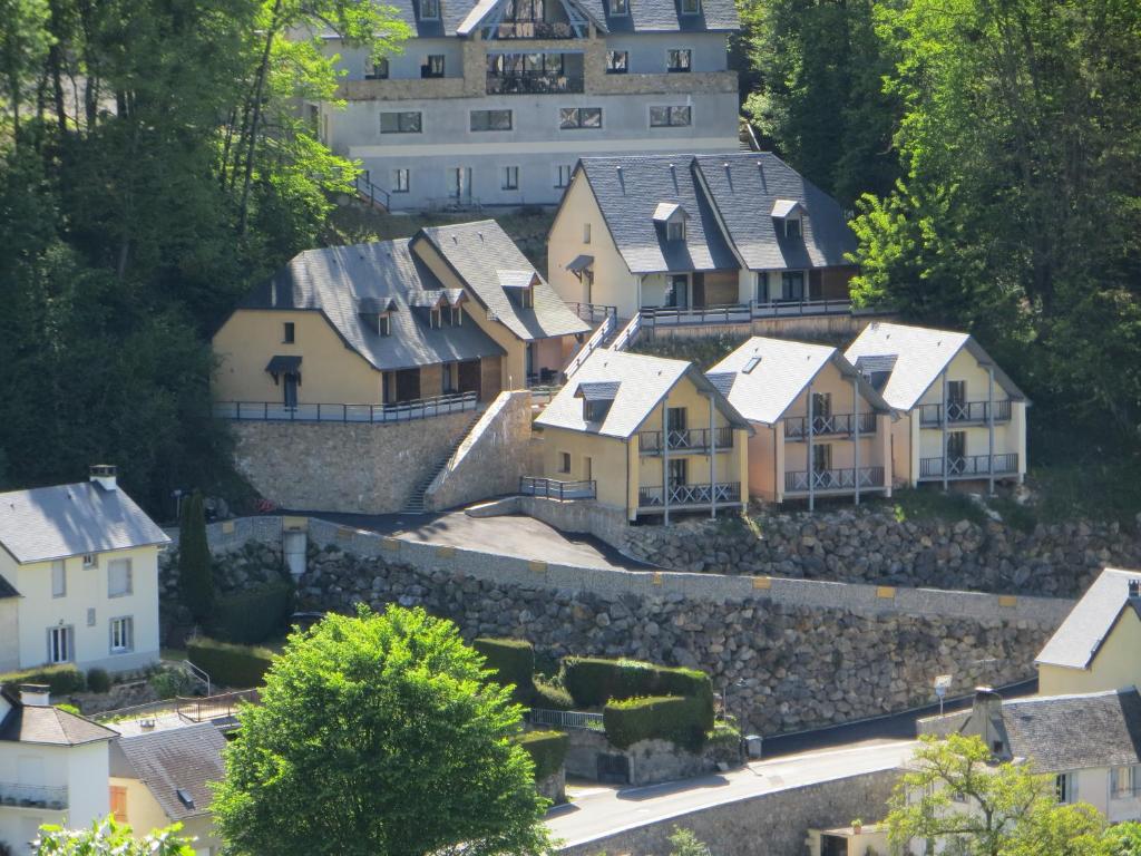 吕兹-圣索沃尔Domaine Du Sauveur的村庄房屋的空中景观