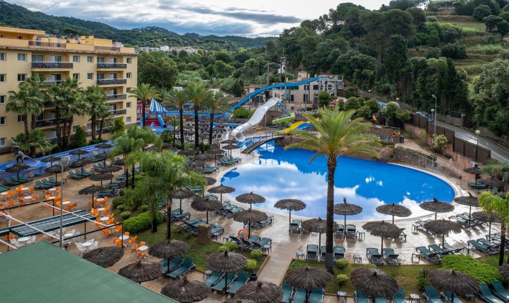 罗列特海岸Hotel Rosamar Garden Resort 4*的享有度假村游泳池的空中景致