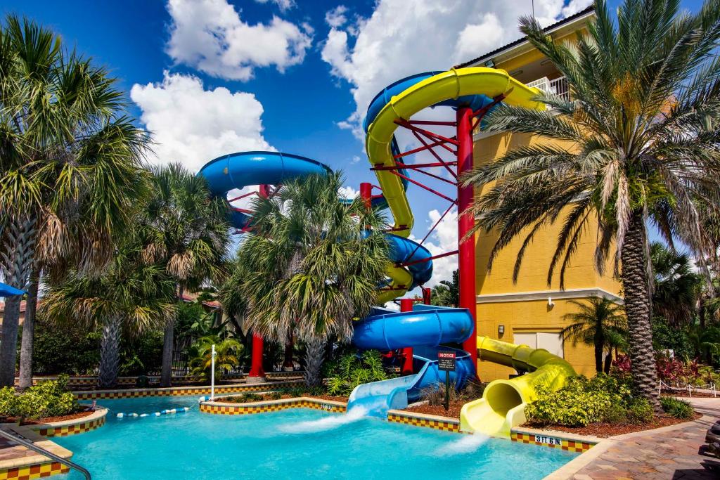 基西米FantasyWorld Resort的度假酒店的水上公园设有水滑梯