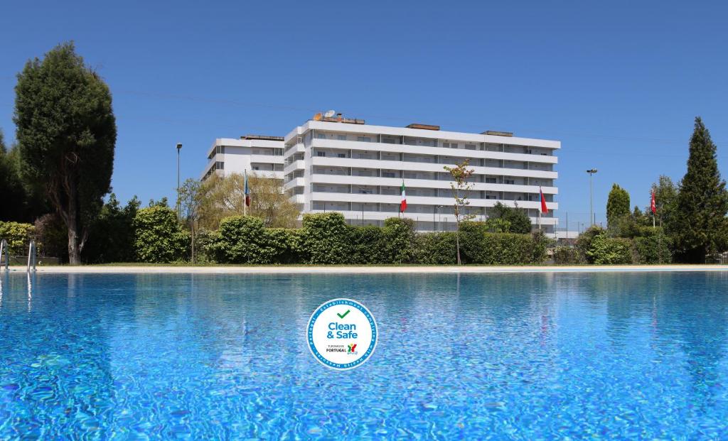 库里亚库里亚俱乐部酒店的一座大水池,后面有一座建筑