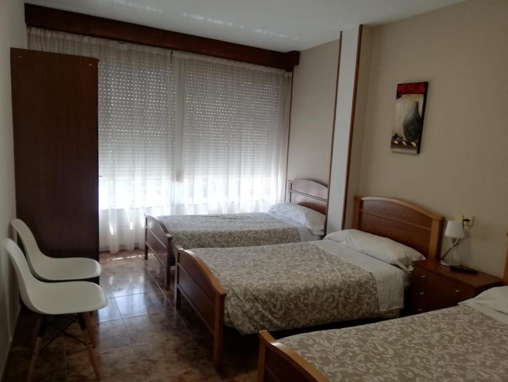 蓬特德乌梅Hospedaje Norte的酒店客房设有两张床和窗户。