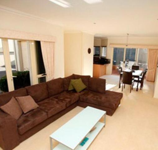 沃纳姆堡榕树上的海风酒店的客厅配有棕色沙发和桌子