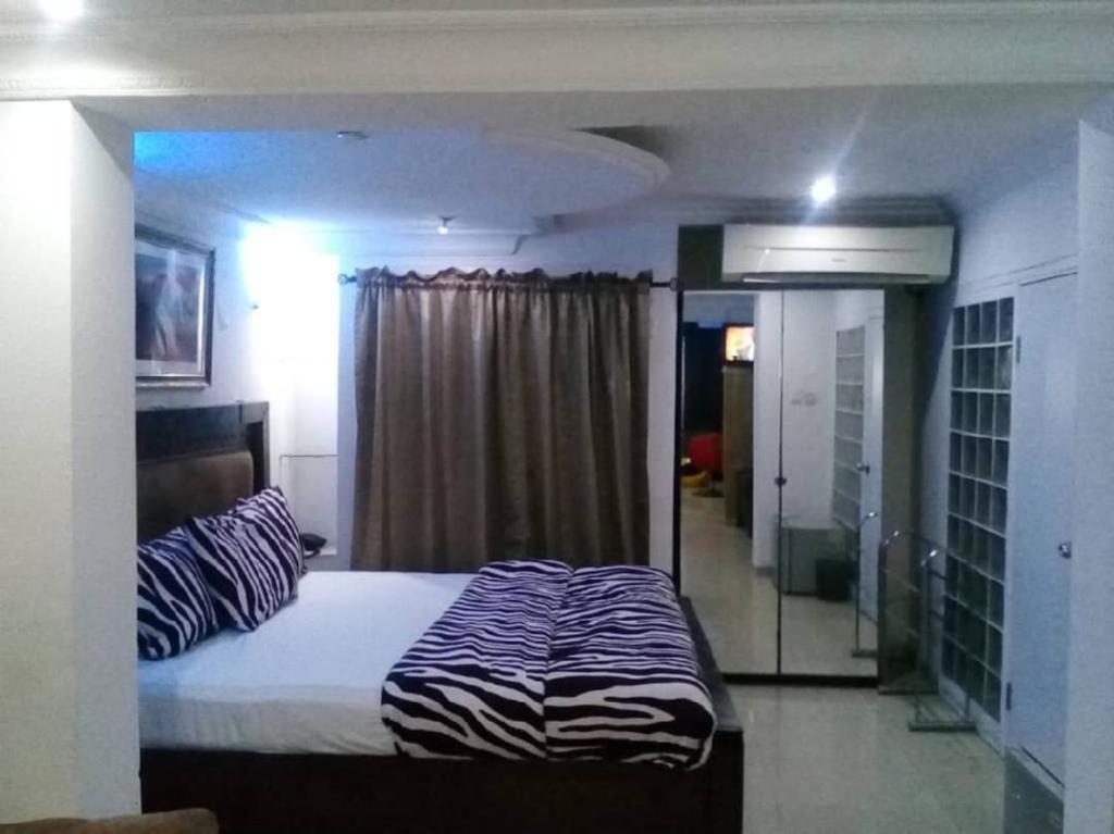 伊凯贾TheoDawn Hotels @ Suite 29的一间卧室配有一张带斑马纹床单的床