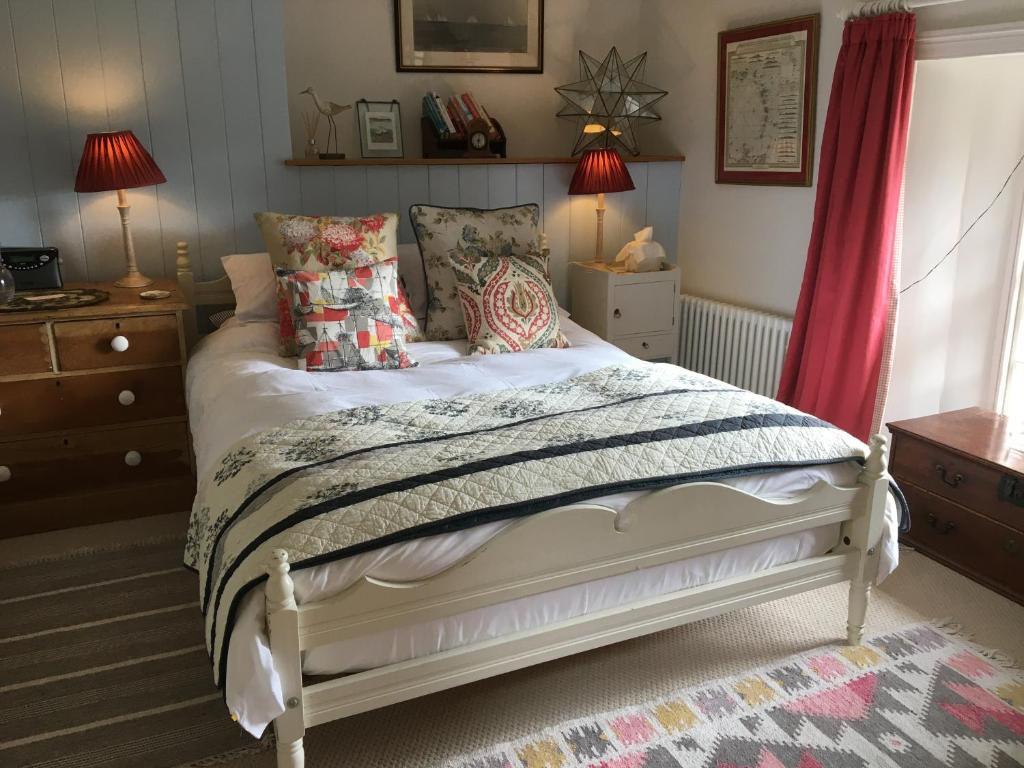 淡水Stroud House的卧室配有带枕头的白色床