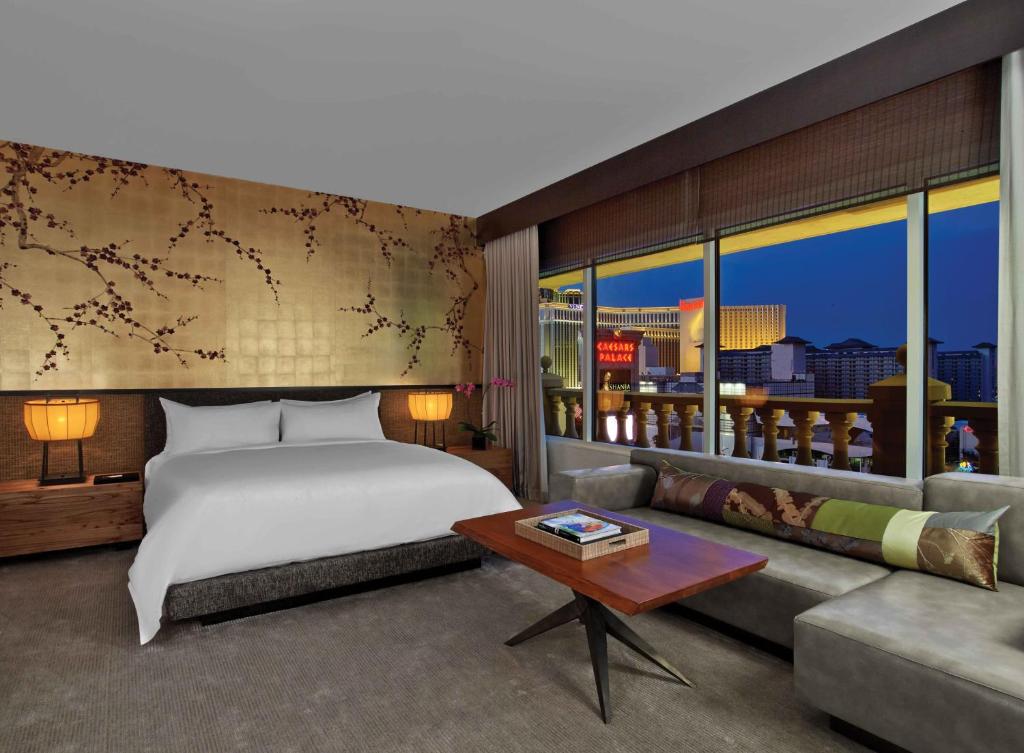 拉斯维加斯凯撒宫赌场度假酒店的酒店客房,配有床和沙发