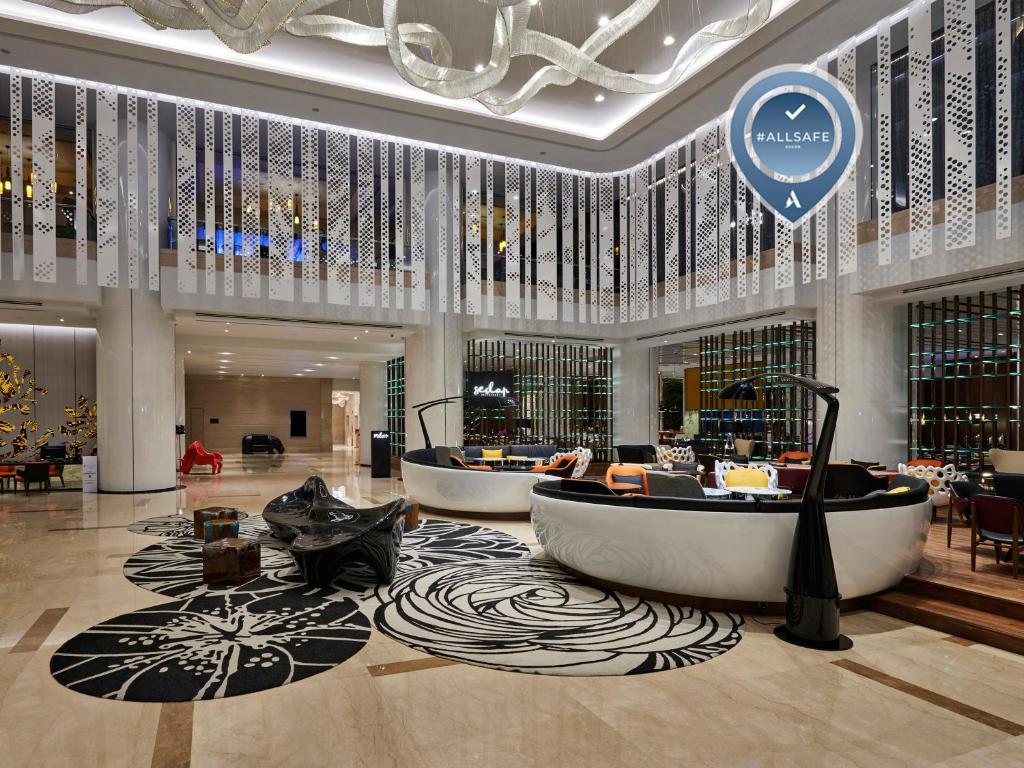 吉隆坡铂尔曼吉隆坡城市中心大酒店的大厅,在大楼中间设有两个浴缸