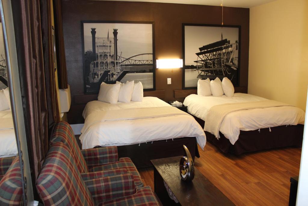 迪科拉Koreana in Decorah的酒店客房,设有两张床和一张沙发