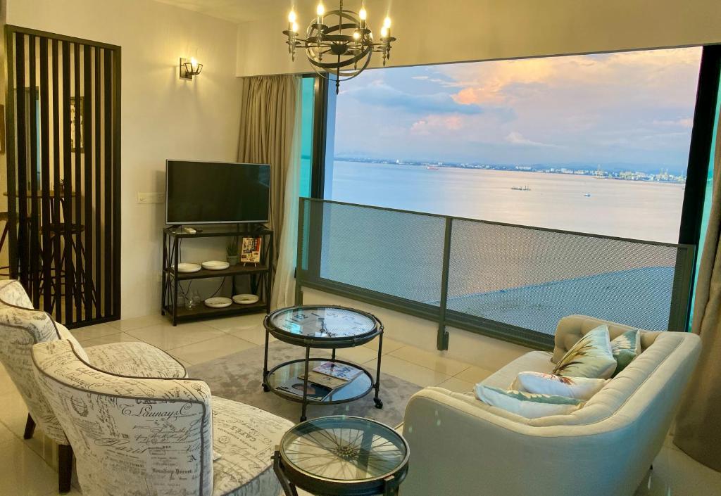 乔治市SUNRISE Gurney Seaview Luxury Duplex的客厅设有海景大窗户