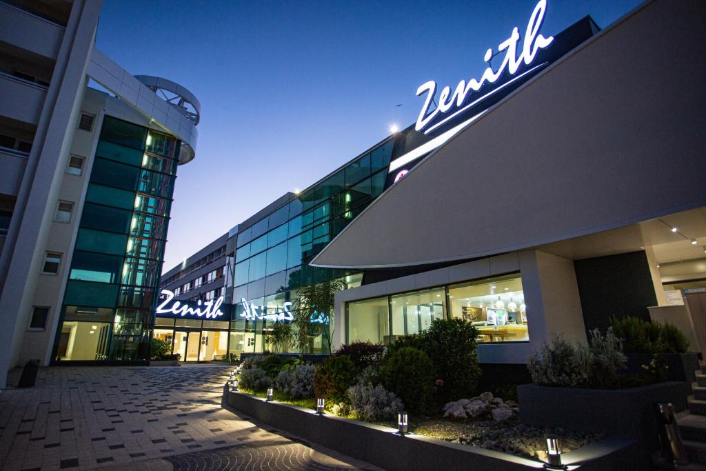 马马亚Zenith - Top Country Line - Conference & Spa Hotel的建筑的侧面有标志