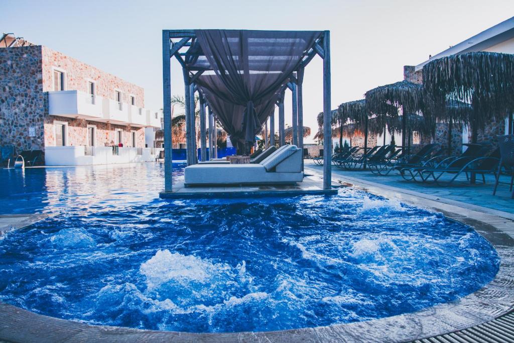 蒂加基Sunshine Hotel Tigaki的一个带滑梯的大型蓝色海水游泳池