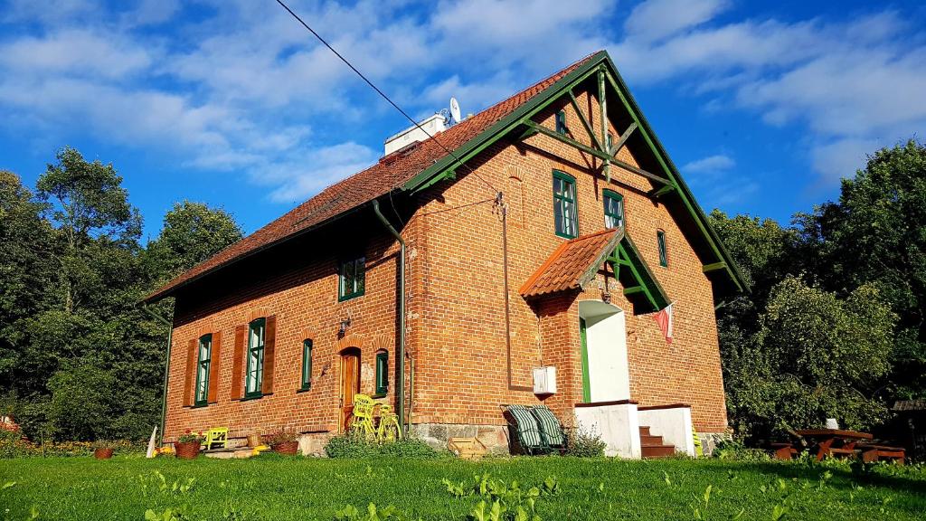 文戈热沃Gajówka的草场上的旧砖砌建筑