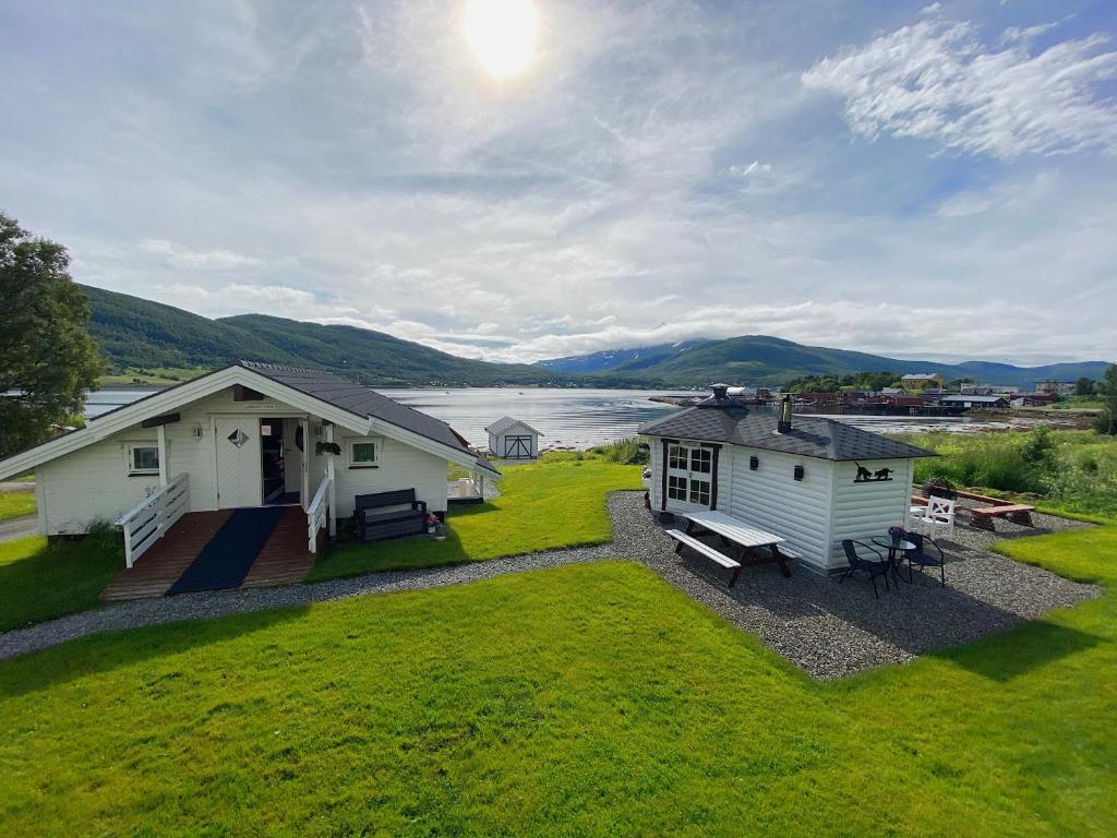 GibostadVisit Leif at Senja的享有房子和湖泊的空中景致