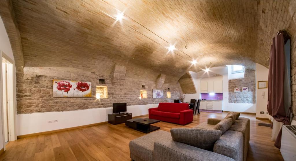 阿西西Appartamento Sant'Apollinare的带沙发和红色椅子的客厅