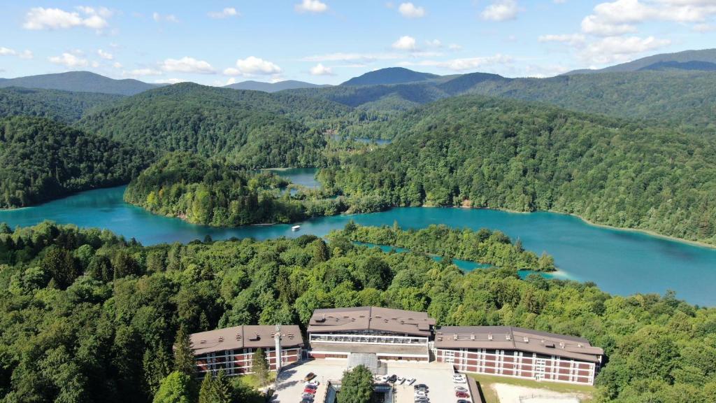普利特维采湖杰泽罗酒店的享有度假村和湖泊的空中景致