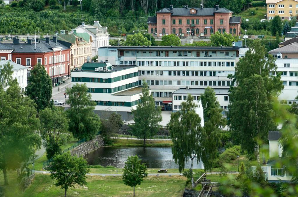 索莱夫特奥Hotel Sollefteå的一座有建筑、河流和树木的城市