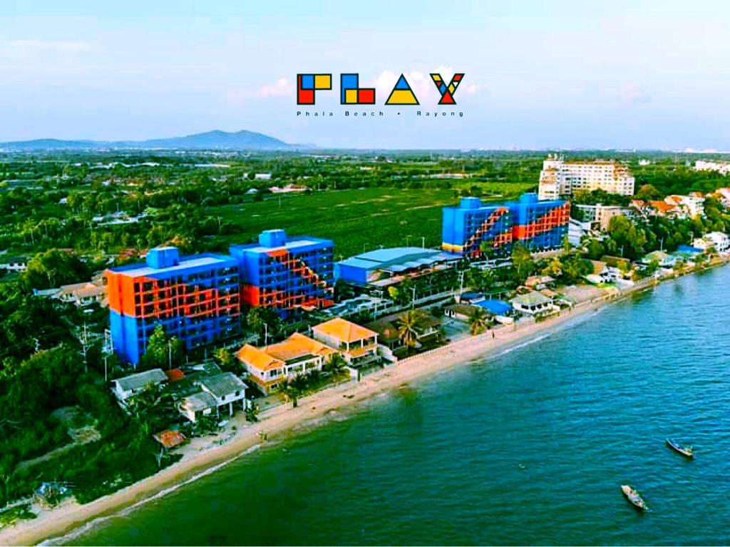 班昌Play Phala Beach Rayong的水边度假村的空中景观