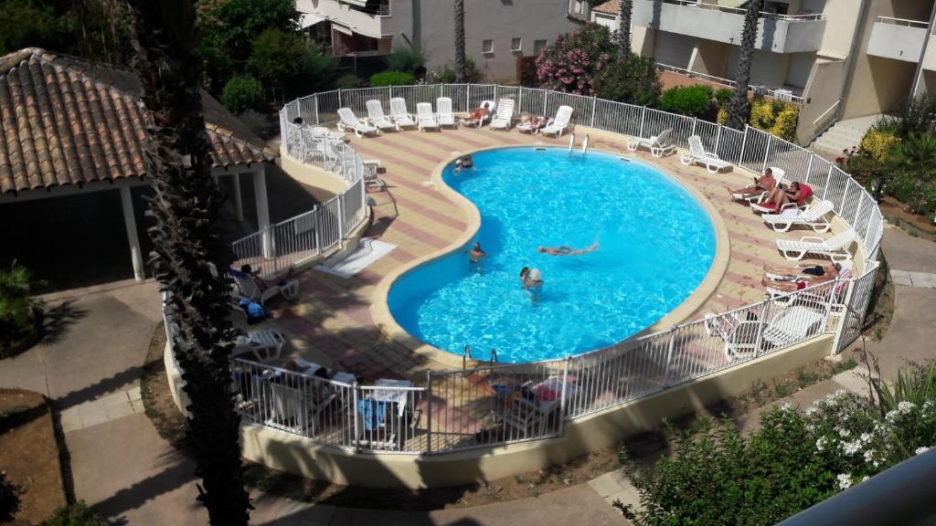 勒格罗-迪鲁瓦Résidence mayflower的享有度假村游泳池的顶部景致
