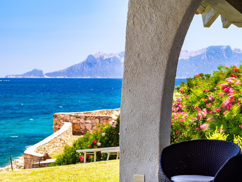 奥尔比亚Villa Miriam - Klodge的客房享有海洋和山脉的景致。