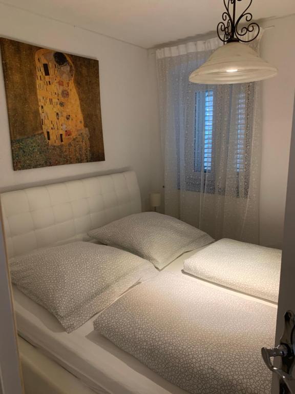 茨雷斯Apartman Annamaria的卧室配有白色的床和窗户。