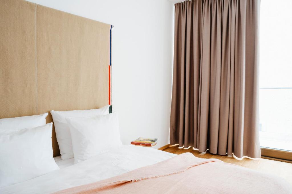 慕尼黑Haus im Tal的一间卧室设有一张床和一个窗口