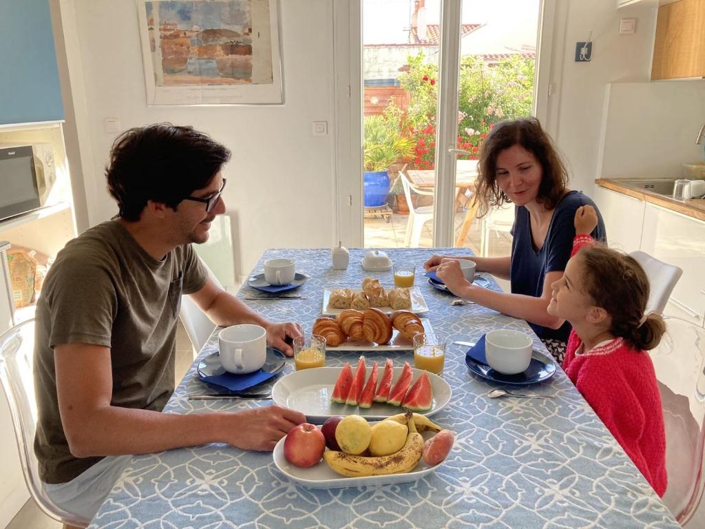 莱萨布勒-多洛讷Les portes du soleil的坐在餐桌上吃一盘食物的男人和女人