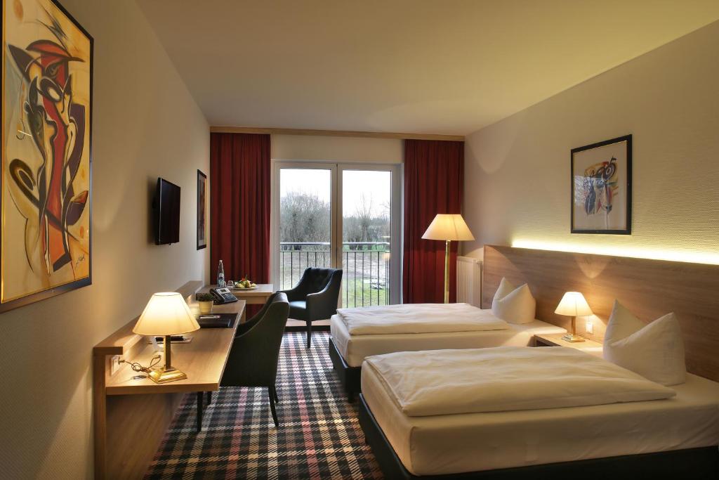 卡塞尔前汽车旅馆酒店 - 高级汽车旅馆公园的酒店客房配有两张床和一张书桌