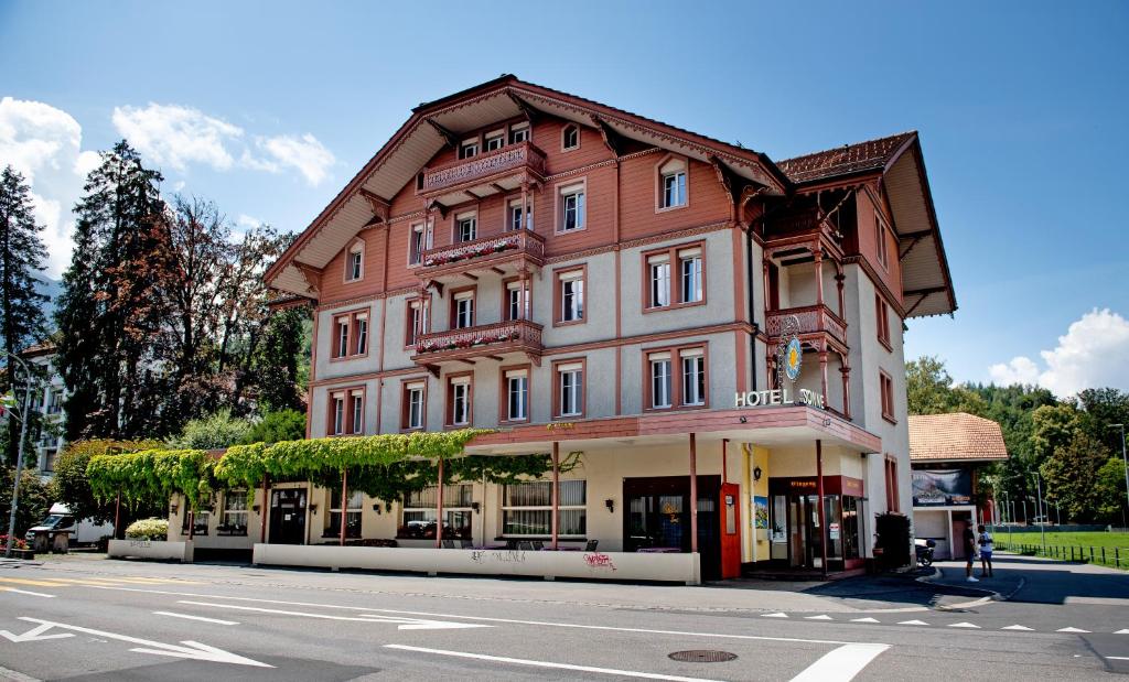因特拉肯Hotel Sonne Interlaken-Matten的街道边的大建筑