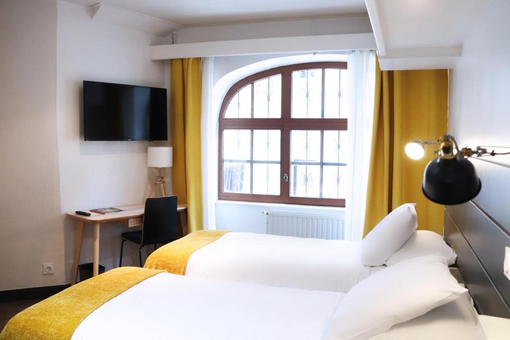 博讷阿塔诺中心酒店的酒店客房设有两张床和窗户。